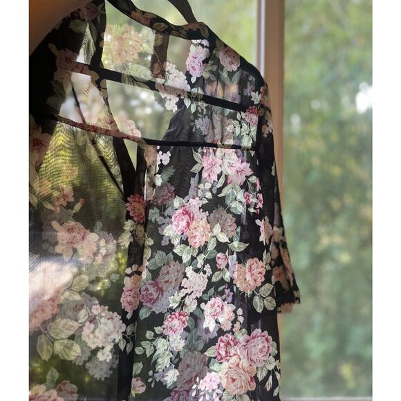 No Boundaries Large Blouse Chiffon Black Floral Sheer Round Hem Roll Tab V Neck - Picture 5 of 6
